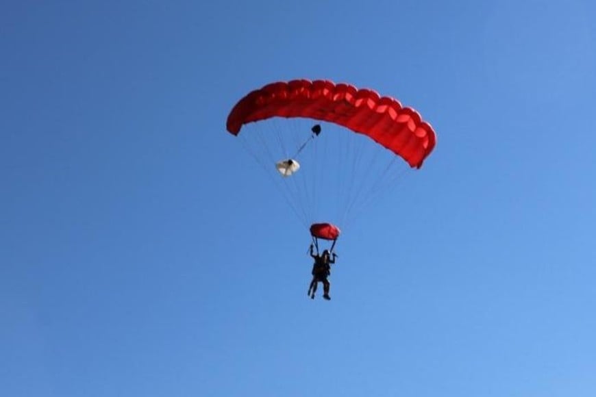 Paracaidismo, acrobacias y vuelos de bautismo en el exitoso evento “El Trébol Vuela”