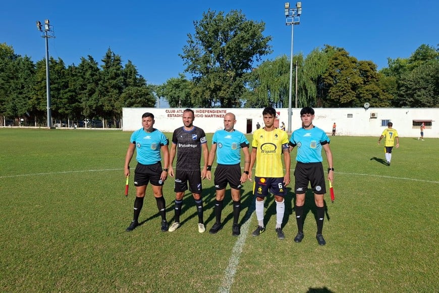 Árbitros y capitanes. Gentileza.