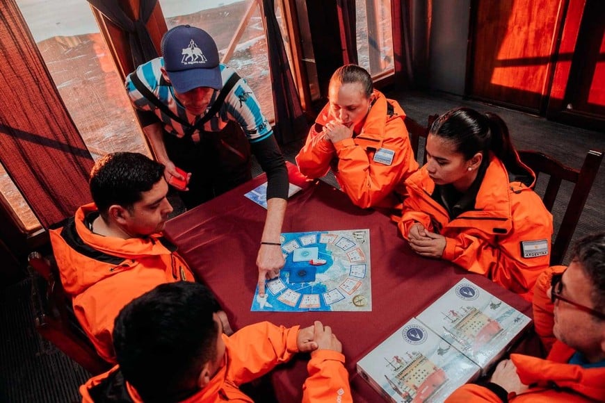 Explicando las reglas del juego.