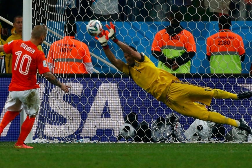 definicion por penales 09 07 14
ARGENTINA VS HOLANDA
Argentina's goalkeeper Sergio Romero saves the third penalty shot from Wesley Sneijder of the Netherlands during a penalty shootout in their 2014 World Cup semi-finals at the Corinthians arena in Sao Paulo July 9, 2014.  REUTERS/Michael Dalder (BRAZIL  - Tags: SOCCER SPORT WORLD CUP TPX IMAGES OF THE DAY)   san pablo brasil sergio romero futbol campeonato mundial 2014 semifinales futbol futbolistas seleccion argentina holanda