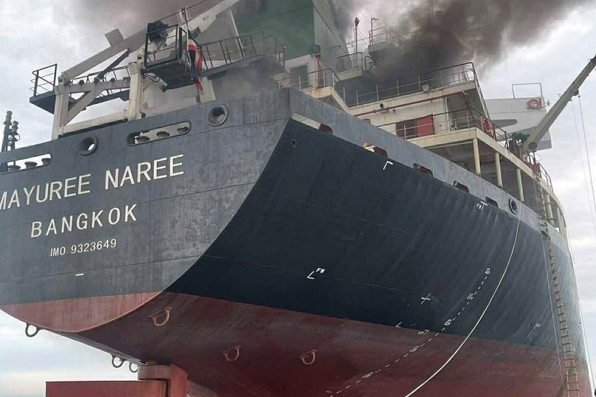 (260311) -- BANGKOK, 11 marzo, 2026 (Xinhua) -- Un incendio se produce en un buque de carga tailandés tras ser atacado, en el estrecho de Ormuz, el 11 de marzo de 2026. Un buque de carga tailandés fue atacado el miércoles mientras navegaba por el estrecho de Ormuz, informó la Armada Real Tailandesa. Hasta el momento, 20 tripulantes han sido rescatados y trasladados a Omán para su reubicación. (Xinhua/Armada Real Tailandesa) (jg) (da) (vf)