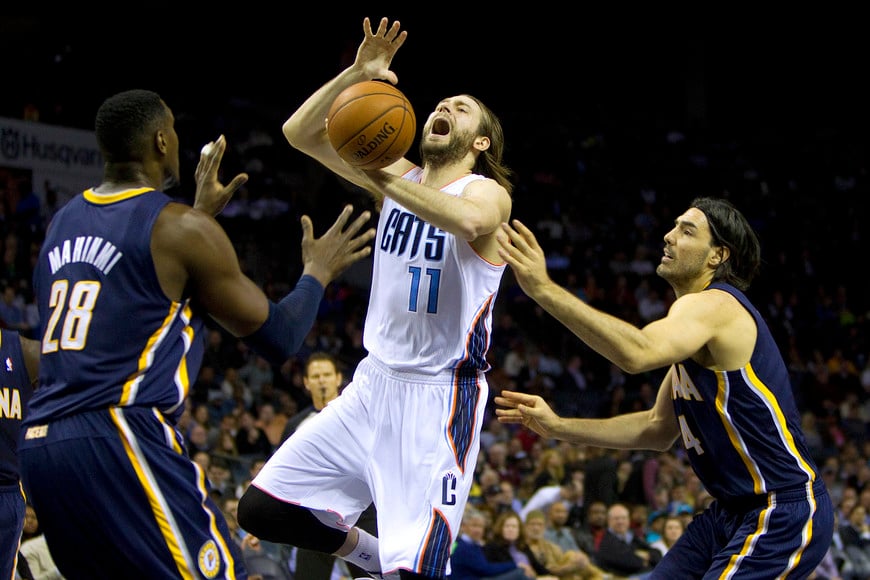 Mar 5, 2014; Charlotte, NC, USA; Charlotte Bobcats power forward Josh McRoberts (11) drives to the basket while being defended by Indiana Pacers power forward Luis Scola (4) and center Ian Mahinmi (28) during the second quarter at Time Warner Cable Arena. Mandatory Credit: Joshua S. Kelly-USA TODAY Sports eeuu carolina del norte Josh McRoberts Luis Scola Ian Mahinmi basquetbol liga NBA basquetbolistas partido pacers vs bobcats