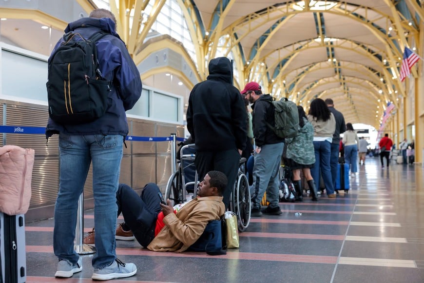 Passengers wait in a check-in line at Ronald Reagan Washington National Airport, as the Department of Homeland Security (DHS) continues to go unfunded, in Arlington, Virginia, U.S., March 16, 2026. REUTERS/Kylie Cooper