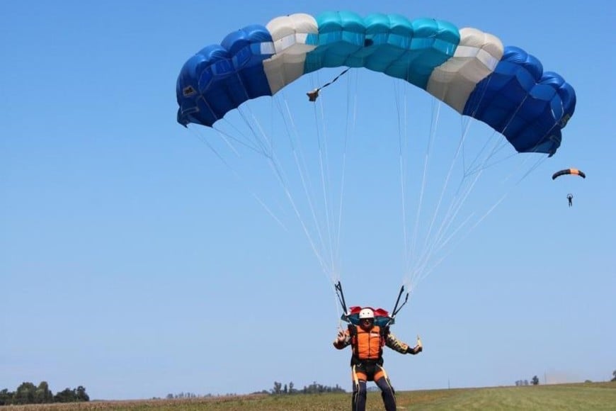 Paracaidismo, acrobacias y vuelos de bautismo en el exitoso evento “El Trébol Vuela”