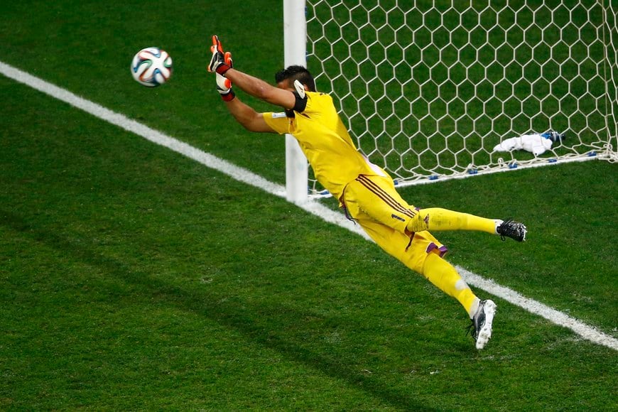 definicion por penales 09 07 14
ARGENTINA VS HOLANDA
Argentina's goalkeeper Sergio Romero saves a shot by Wesley Sneijder of the Netherlands during a penalty shootout in their 2014 World Cup semi-finals at the Corinthians arena in Sao Paulo July 9, 2014. REUTERS/Ricardo Moraes (BRAZIL  - Tags: TPX IMAGES OF THE DAY SOCCER SPORT WORLD CUP)   san pablo brasil sergio romero futbol campeonato mundial 2014 semifinales futbol futbolistas seleccion argentina holanda