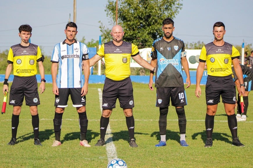 La terna arbitral de la Liga Rafaelina que pasó un mal momento tras el final del partido. Gentileza