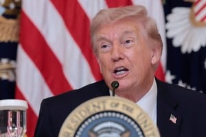 En declaraciones previas a una reunión con el consejo de administración del Kennedy Center, Trump ofreció información actualizada sobre el conflicto en curso con Irán. Foto: REUTERS / Jonathan Ernst.