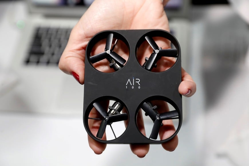An Air 100 selfie drone, a portable HD aerial camera, is displayed at "CES Unveiled" during the 2019 CES in Las Vegas, Nevada, U.S. January 6, 2019. REUTERS/Steve Marcus las vegas eeuu  exposicion CES 2019 la mayor feria de tecnologia del mundo presentacion de la nueva tecnologia