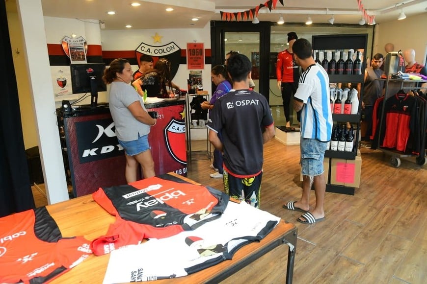 Colón presenta sus nuevas prendas, combinando historia y conexión con los hinchas. Crédito: Flavio Raina.