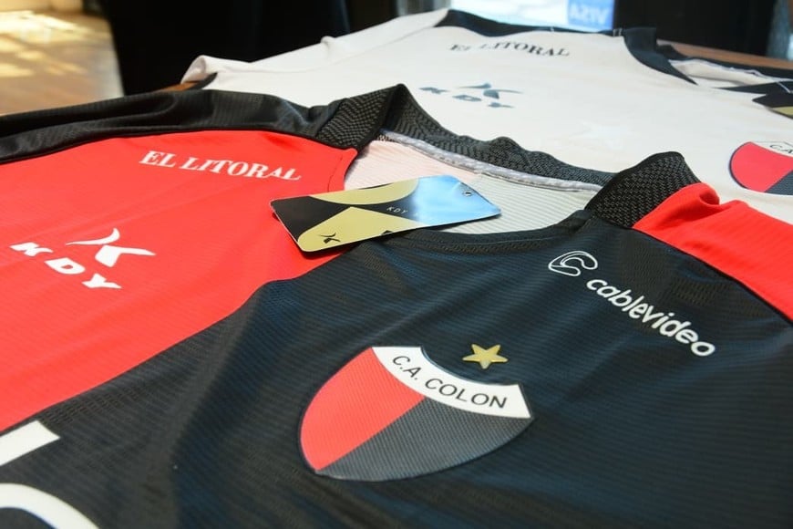 Toda la línea 2026 ya está disponible, desde remeras hasta camperas de lluvia. Crédito: Flavio Raina.