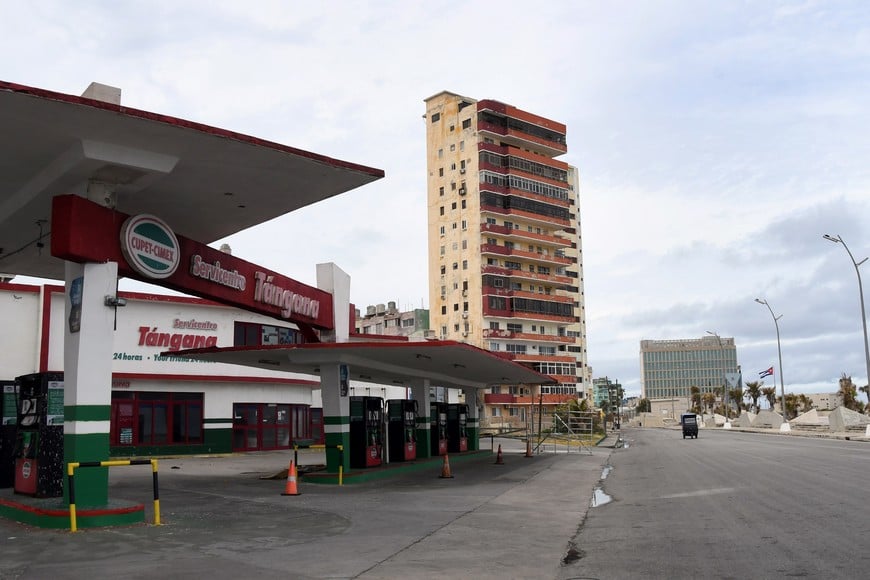 (260317) -- LA HABANA, 17 marzo, 2026 (Xinhua) -- Imagen del 17 de marzo de 2026 de una estación de servicio desabastecida ubicada detrás de la Embajada de Estados Unidos, en La Habana, capital de Cuba. El Ministerio de Energía y Minas de Cuba informó que se implementaron los protocolos establecidos para restablecer el Sistema Eléctrico Nacional del país, después de una falla ocurrida el lunes. (Xinhua/Joaquín Hernández) (jh) (ah) (ra) (ce)