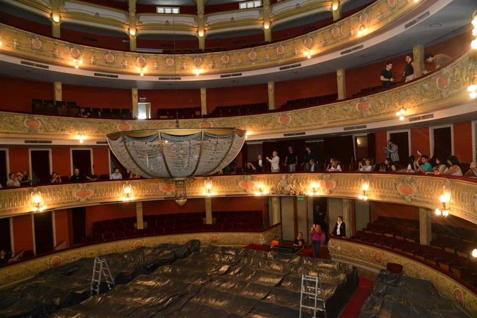Santa Fe abrió al público el histórico descenso de la araña del Teatro Municipal. 