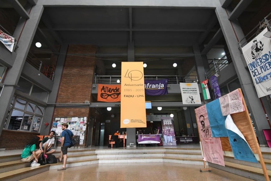 Algunos estudiantes dando vueltas y pidiendo información en Fadu y Fhuc. Foto:  Carolina Niklison