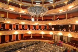 Santa Fe abrió al público el histórico descenso de la araña del Teatro Municipal. Crédito: Flavio Raina.