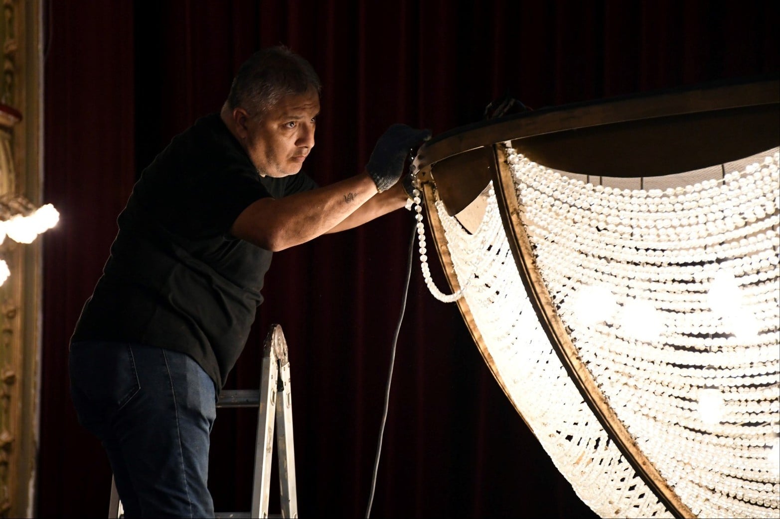 Santa Fe abrió al público el histórico descenso de la araña del Teatro Municipal. 