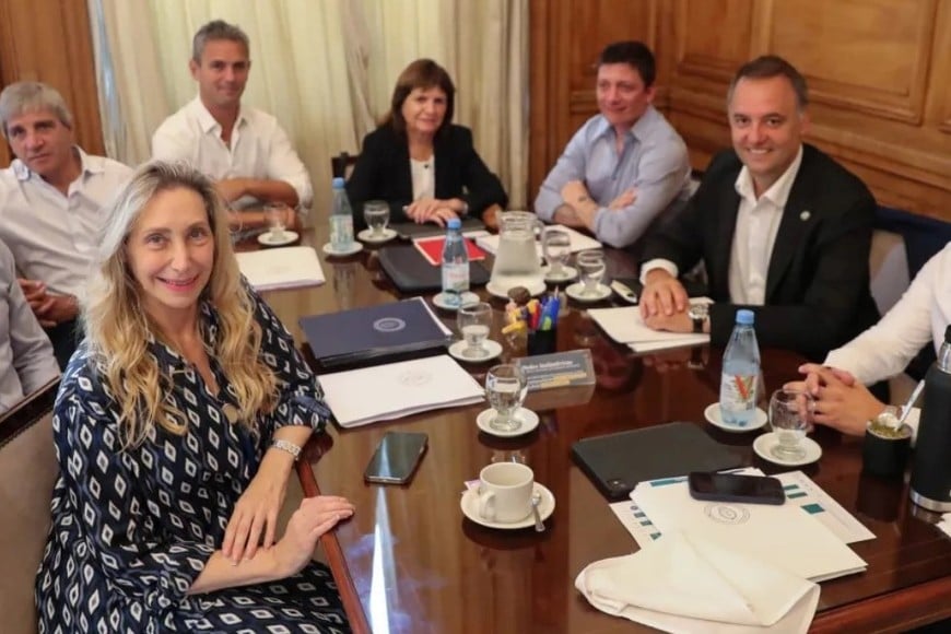 Karina Milei y Manuel Adorni en una disputa con Patricia Bullrich.