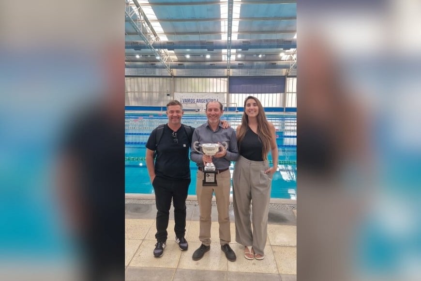 Durante la reunión, Santa Fe recibió la Copa de Campeón Nacional 2025 de los Juegos Deportivos Macionales Evita.