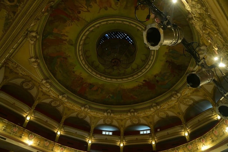 Santa Fe abrió al público el histórico descenso de la araña del Teatro Municipal. Crédito: Flavio Raina.