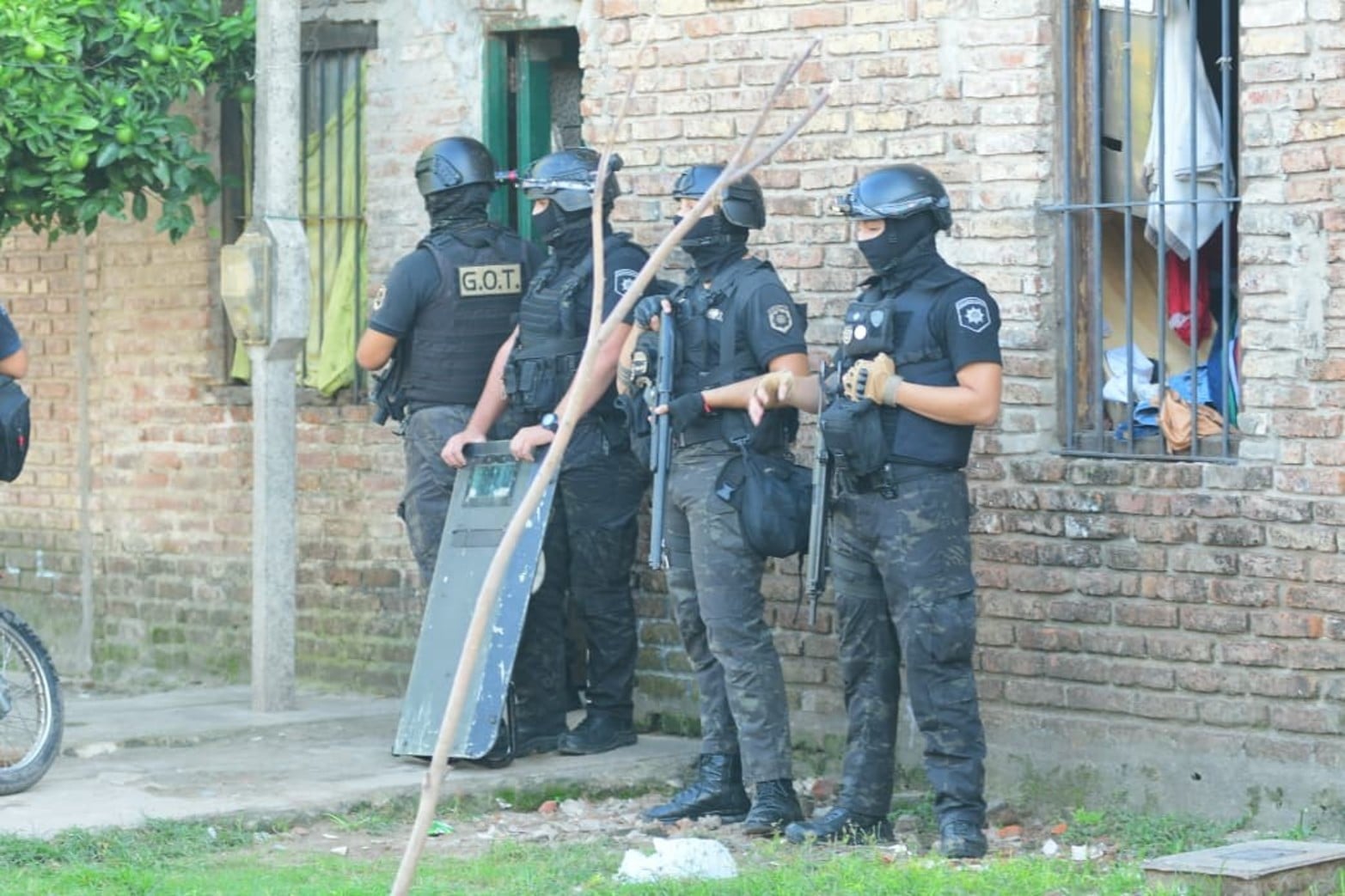 Efectivos de las fuerzas especiales irrumpen de forma en una de las viviendas señaladas.