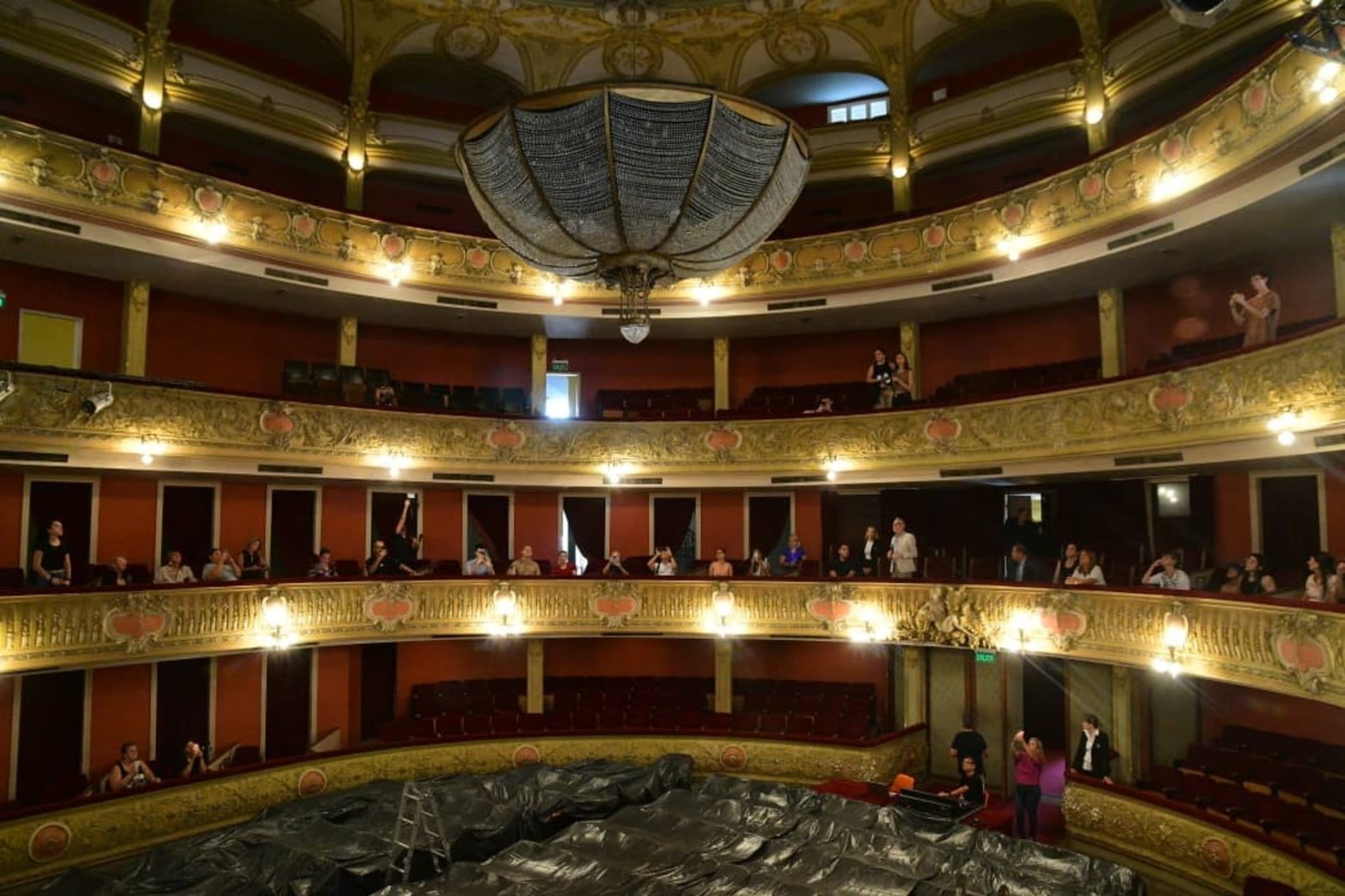 Santa Fe abrió al público el histórico descenso de la araña del Teatro Municipal. 