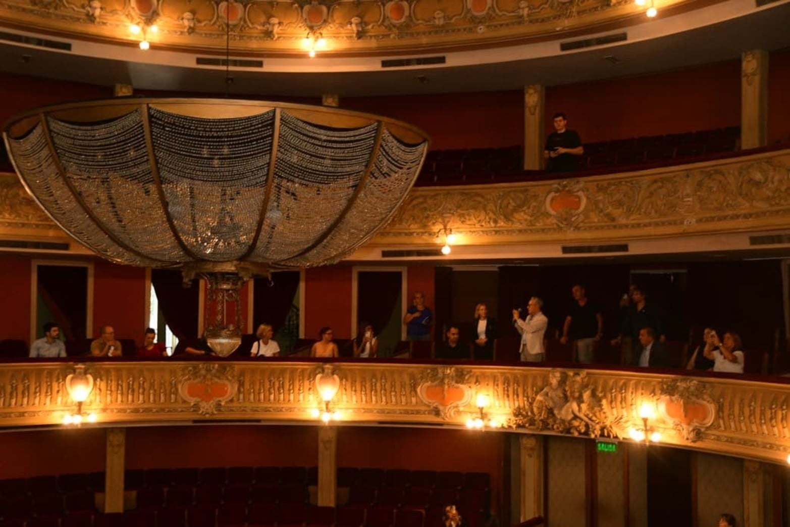 Santa Fe abrió al público el histórico descenso de la araña del Teatro Municipal.