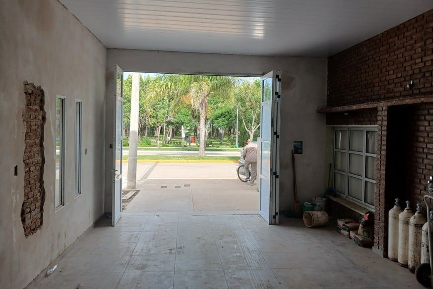 La obra, financiada por la Provincia a través del Programa de Obras Urbanas (POU), contempla la construcción de un nuevo shock room para la atención de urgencias, un ingreso específico para ambulancias y dos nuevas habitaciones con baños privados.