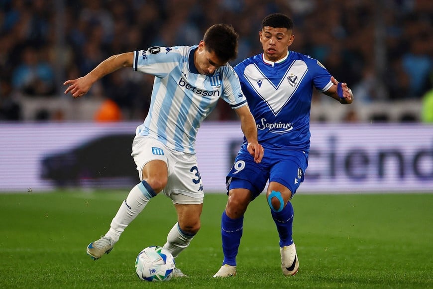 Soccer Football - Copa Libertadores - Quarter Final - Second Leg - Racing Club v Velez Sarsfield - Estadio Monumental Presidente Peron, Avellaneda, Argentina - September 23, 2025
Racing Club's Agustin Almendra in action with Velez Sarsfield's Imanol Machuca REUTERS/Agustin Marcarian