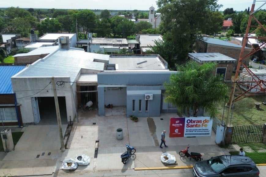 La obra, financiada por la Provincia a través del Programa de Obras Urbanas (POU), contempla la construcción de un nuevo shock room para la atención de urgencias, un ingreso específico para ambulancias y dos nuevas habitaciones con baños privados.