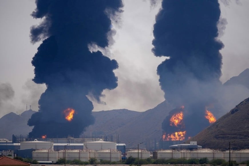Una columna de humo se eleva tras el impacto de los restos de un dron iraní contra una instalación petrolera.