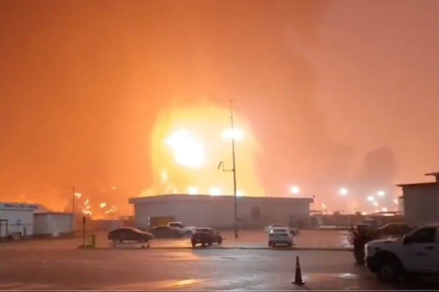 El fuego se originó en el área de almacenamiento y alcanzó la barda perimetral