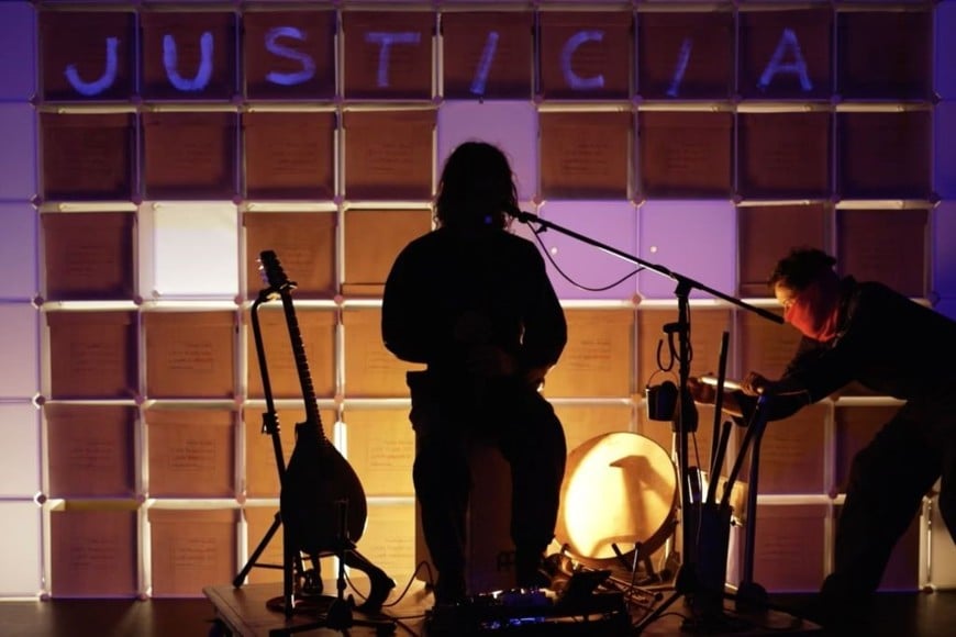 “Rewind”: espectáculo de la compañía londinense Ephemeral Ensemble, dirigida por Ramon Ayres, sobre memoria y derechos humanos, tomando como referencia la antropología forense