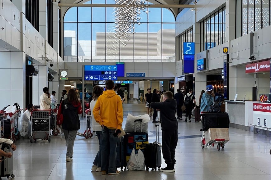 (260307) -- DUBAI, 7 marzo, 2026 (Xinhua) -- Imagen del 7 de marzo de 2026 del interior del Aeropuerto Internacional de Dubái, en Dubái, Emiratos Arabes Unidos (EAU). La aerolínea Emirates, con sede en Dubái, dijo el sábado que ha reanudado las operaciones de vuelo en el Aeropuerto Internacional de Dubái después de una suspensión temporal más temprano ese mismo día debido a preocupaciones de seguridad. (Xinhua) (rtg) (da)