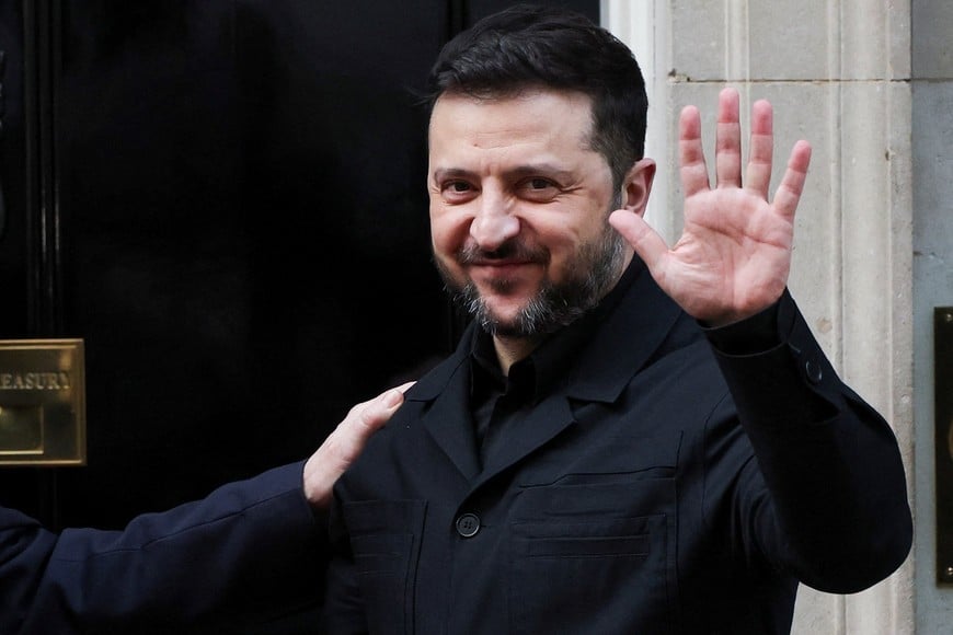Ukrainian President Volodymyr Zelenskiy waves as British Prime Minister Keir Starmer greets him at 10 Downing Street, in London, Britain, March 17, 2026. REUTERS/Isabel Infantes