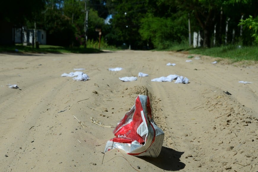 La arena ya devora los restos de residuos que terminan esparcidos y todo se contamina. Flavio Raina.