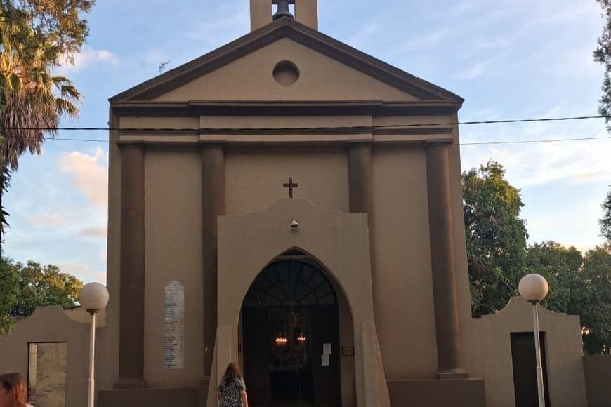 La procesión y la posterior Santa Misa convocaron a numerosos vecinos y familias que se acercaron para compartir un momento de fe, encuentro y celebración comunitaria.