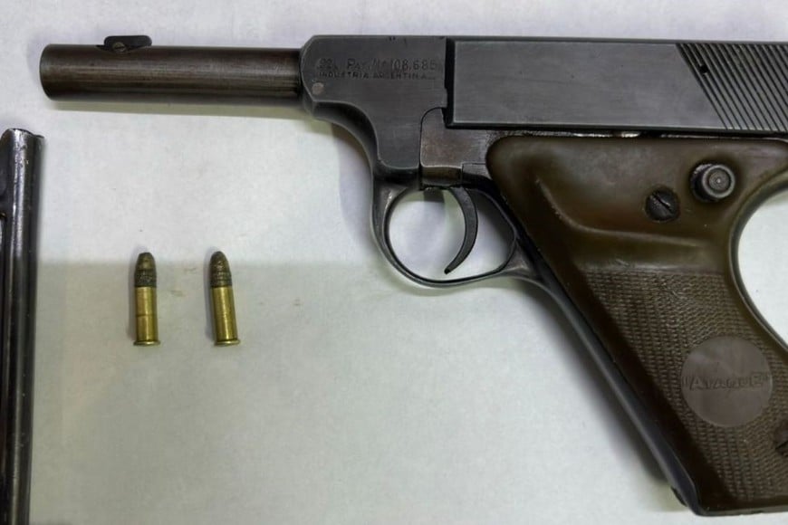 detienen hombre armado en la calle