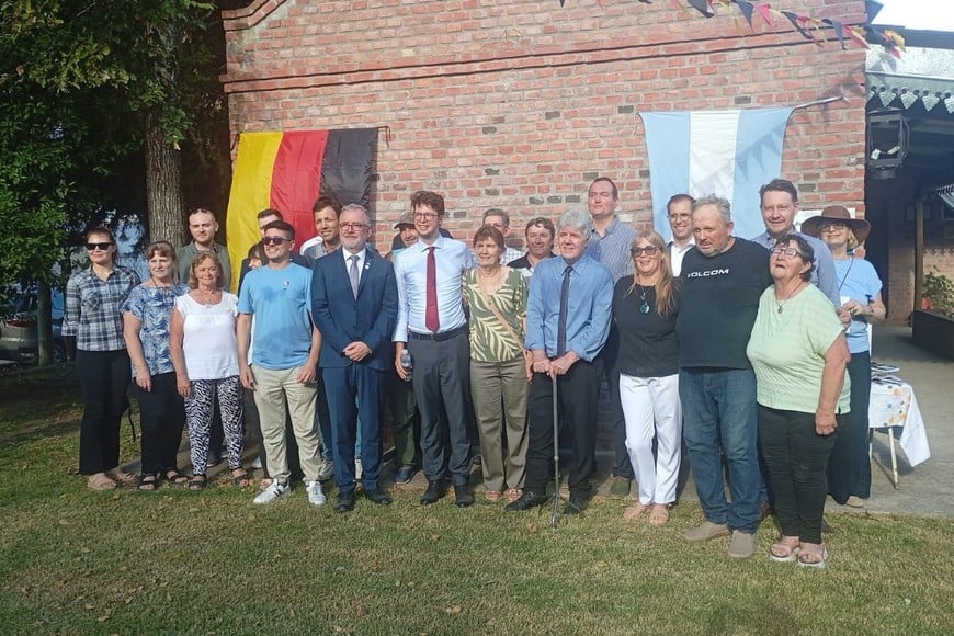 La Comisión Directiva del Museo y los visitantes alemanes.  Foto: El Litoral