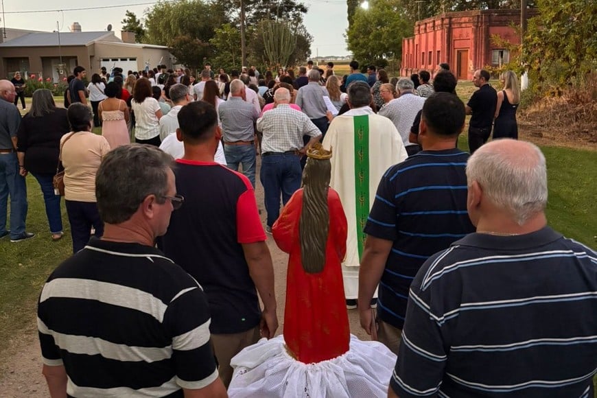 La procesión y la posterior Santa Misa convocaron a numerosos vecinos y familias que se acercaron para compartir un momento de fe, encuentro y celebración comunitaria.