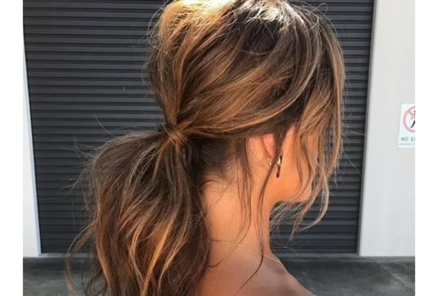 La coleta baja minimalista vuelve como tendencia.