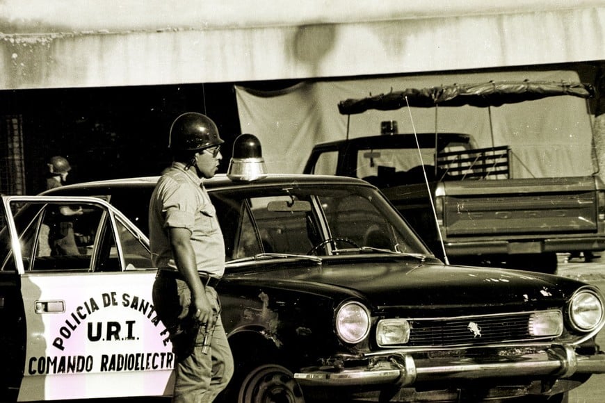 La policía participando de la represión durante la dictadura en Santa Fe. Archivo.