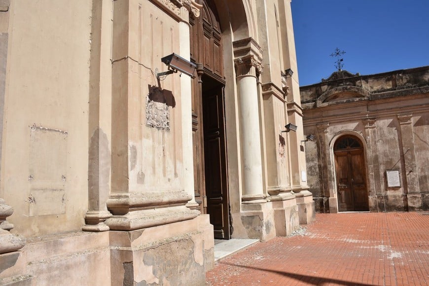 Hay sectores descascarados y carcomidos por la humedad y el tiempo. Crédito: Flavio Raina