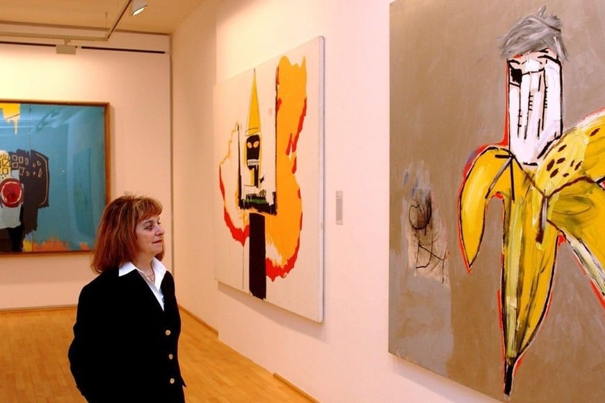 Un visitante ante el cuadro "Manchas marrones". Foto: EFE