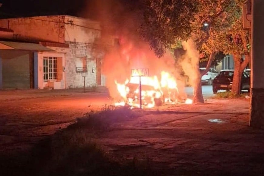 El momento en que el Ford Ka ardía en llamas. Foto: Gentileza