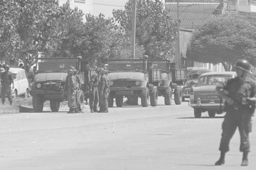 Operativos militares durante la dictadura en las calles de Santa Fe. Archivo.