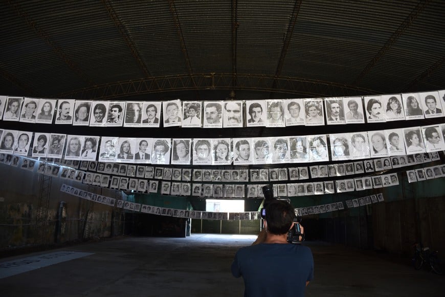 Cada 24M los rostros de los desaparecidos vuelven de la memoria en carteles que sus familiares abrazan en las marchas. Aquí, los rostros en el Espacio de Memoria, ex Comisaría 4°, a donde funcionó un centro de detención y tortura.

Flavio Raina.