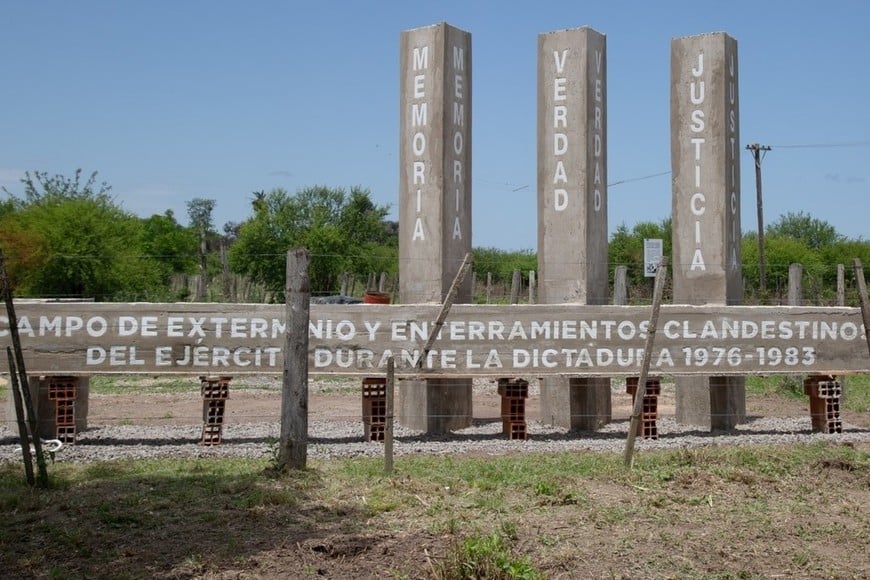 Monolito levantado al frente del Campo de San Pedro. Archivo.