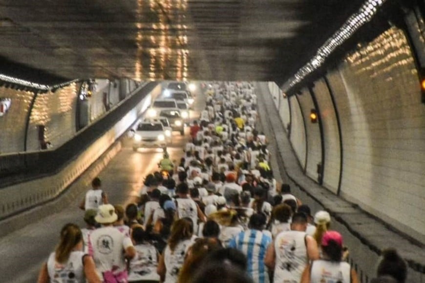 El cruce del túnel subfluvial es el momento más simbólico de la competencia y uno de sus mayores atractivos.