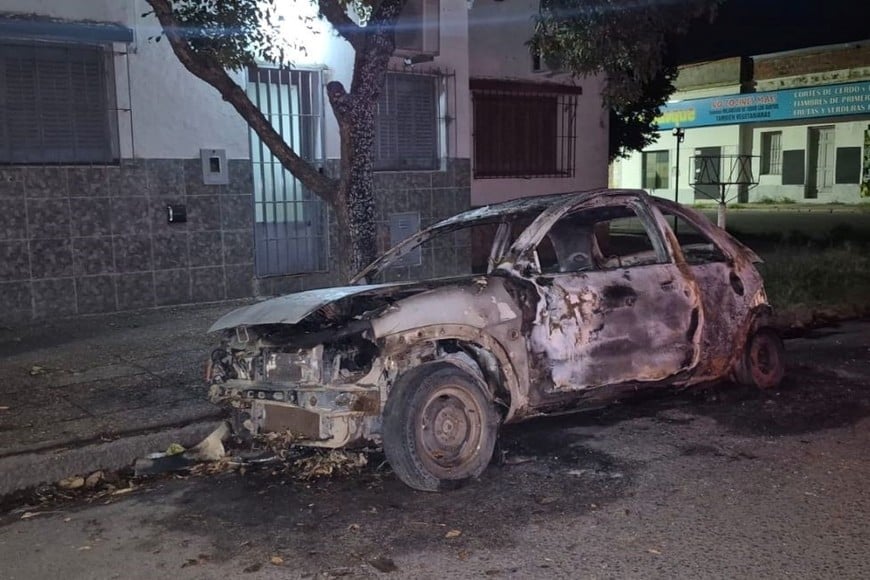 Automóvil incendiado en Amenábar 3500. Foto: Gentileza