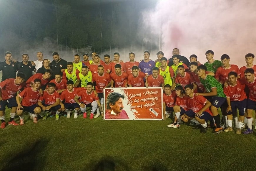 Familiares, amigos y el plantel de Independiente en el merecido homenaje. Foto: El Litoral