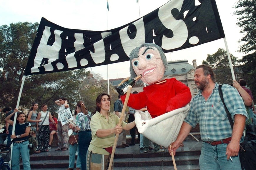 Una de las tantas marchas de la agrupación HIJOS de Santa Fe en Plaza 25 de Mayo. Archivo.